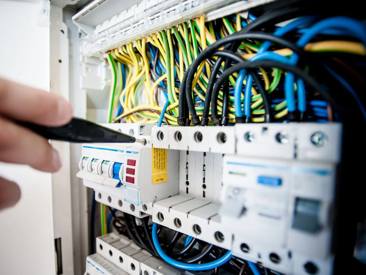 Elektrik panosunda ölçüm yapan profesyonel elektrikçi